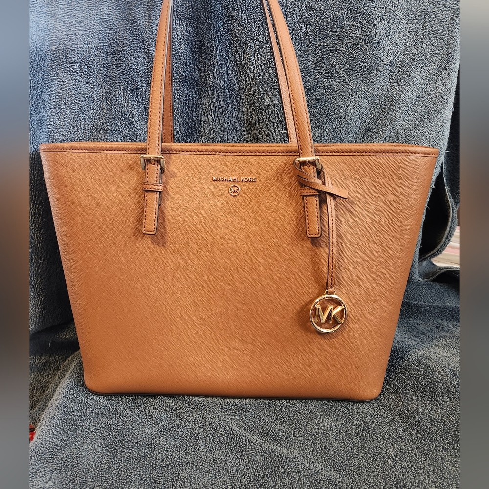 Michael Kors Tan Tote Bag with Structured Shape and Elegant Gold Emblem